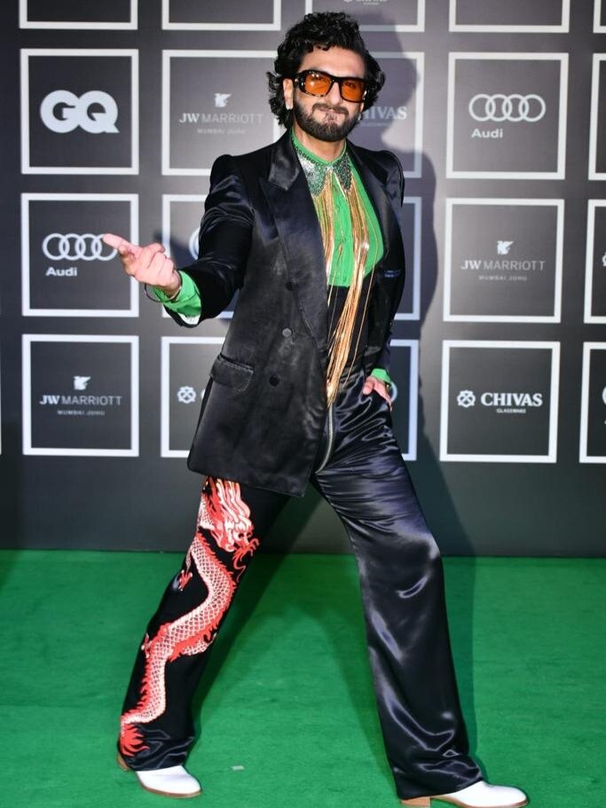 पैर में ड्रैगन, गले में चैन, रणवीर सिंह का अतरंगी लुक