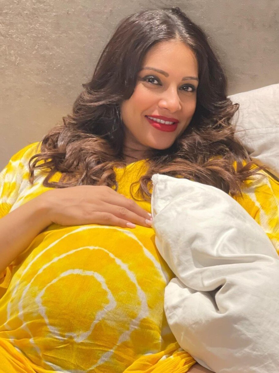 43 की उम्र में मां बनीं बिपाशा बसु, घर आई नन्ही परी 