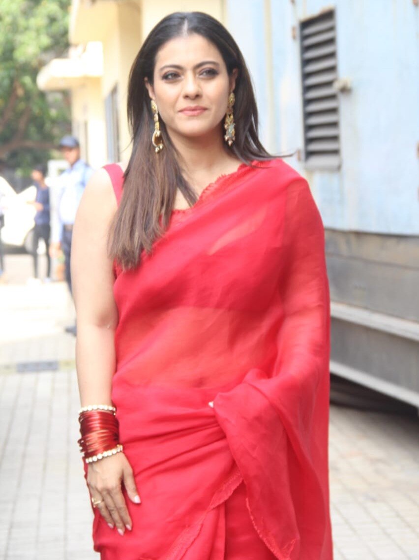 रेड साड़ी में हिट है काजोल का ग्लैमरस लुक, भूल जाएंगे उम्र