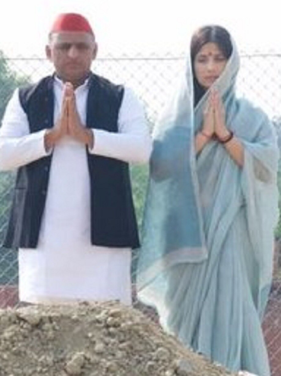 पर्चा दाखिला से पहले किसके पैर छूने रुकीं डिंपल? 