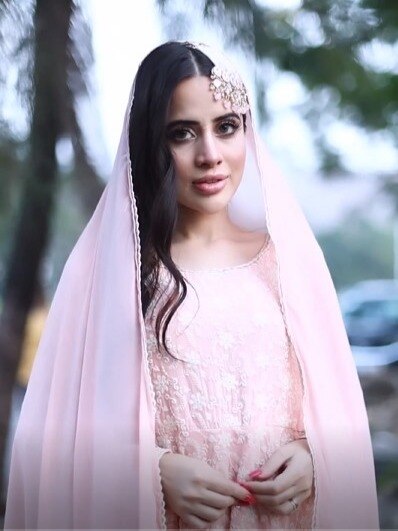 PAK एक्ट्रेस की दीवानी हुईं उर्फी, बिकिनी छोड़, बन गई संस्कारी