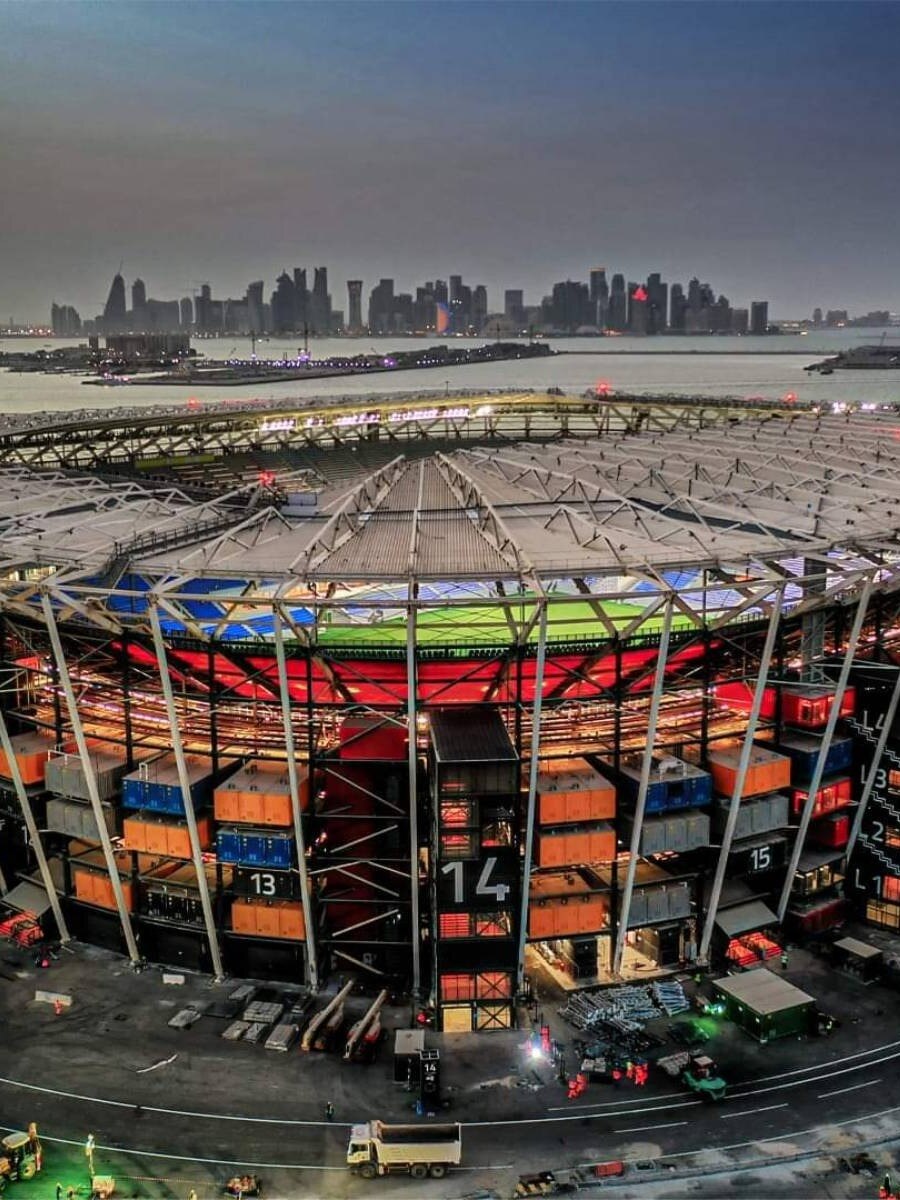 ৯৭৪টি কন্টেনারে তৈরি অস্থায়ী স্টেডিয়াম! তুঙ্গে FIFA-র আয়োজন