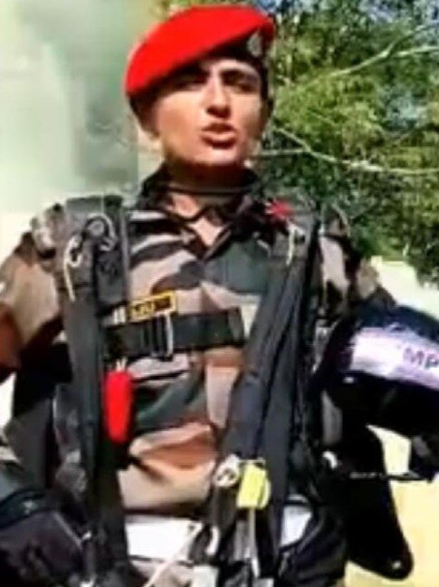 महिला सोल्जर मंजू ने 10,000 फीट से लगाई जंप, देखें VIDEO