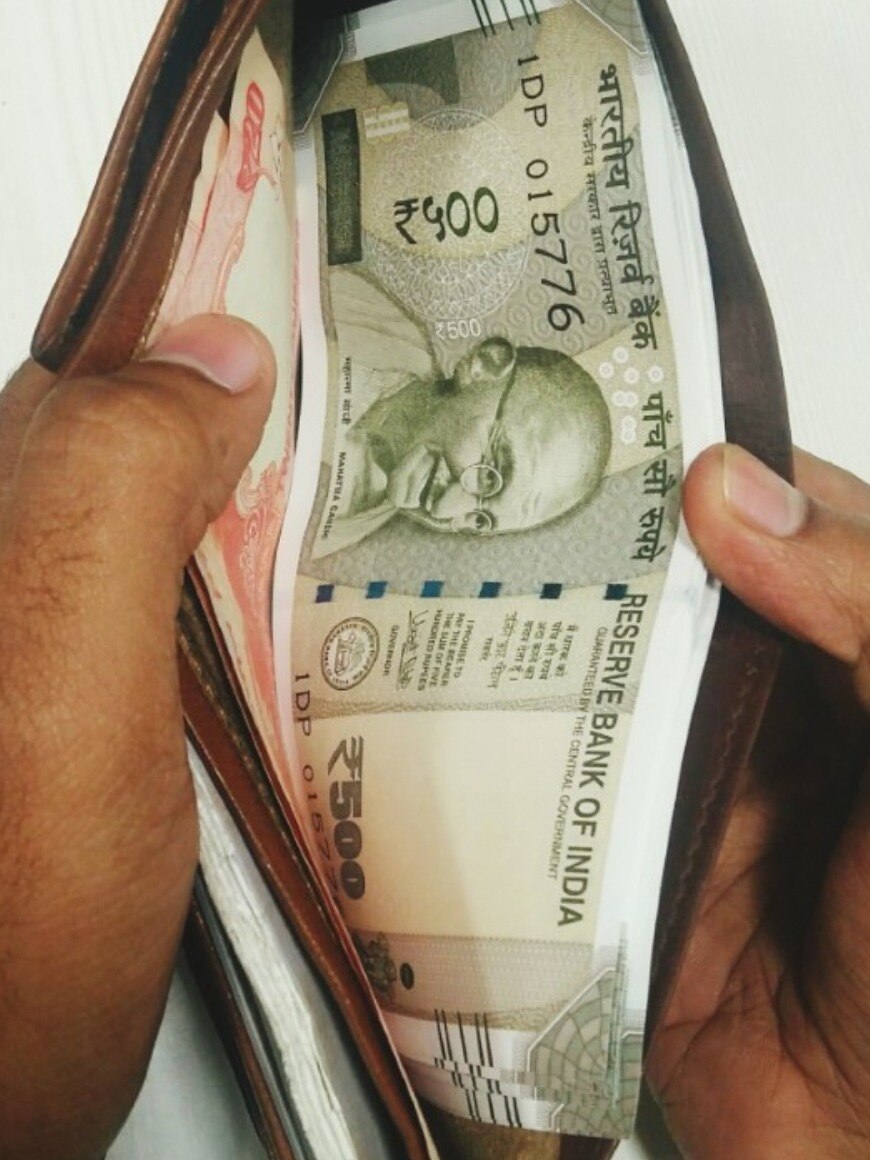 অভাবে জেরবার! রাতে শোয়ার আগে করুন এই বাস্তু উপায়   