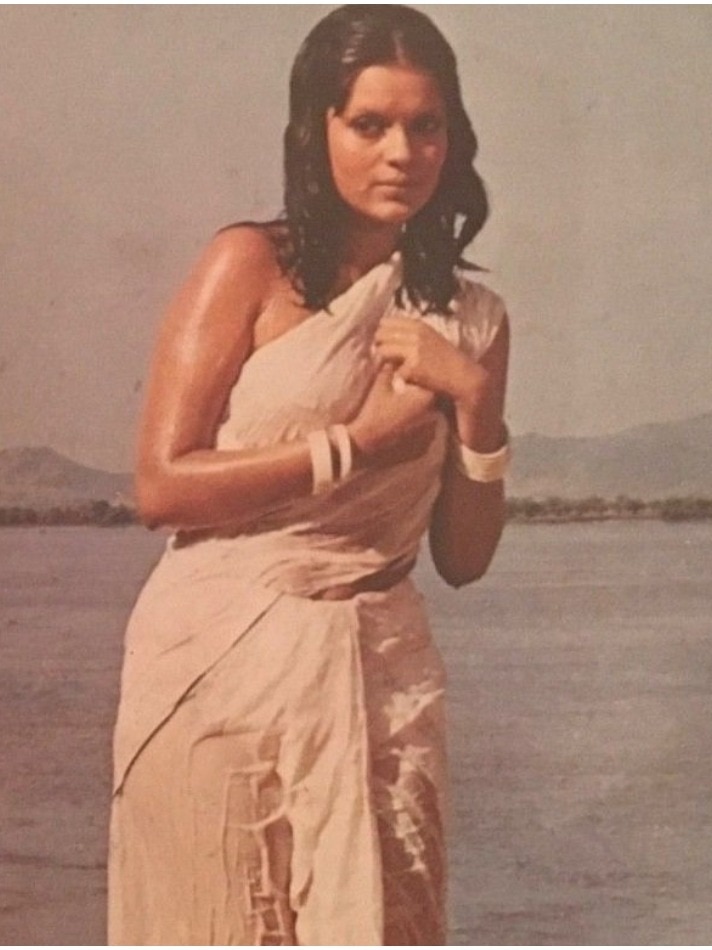 जीनत अमान: 70s में सफेद साड़ी में लगाया 'सेन्शुअस' लुक का तड़का 