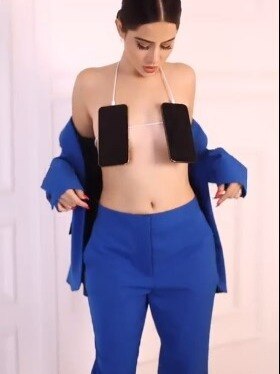 उर्फी ने हद कर दी!  मोबाइल-चार्जर चिपकाकर बनाई बिकिनी