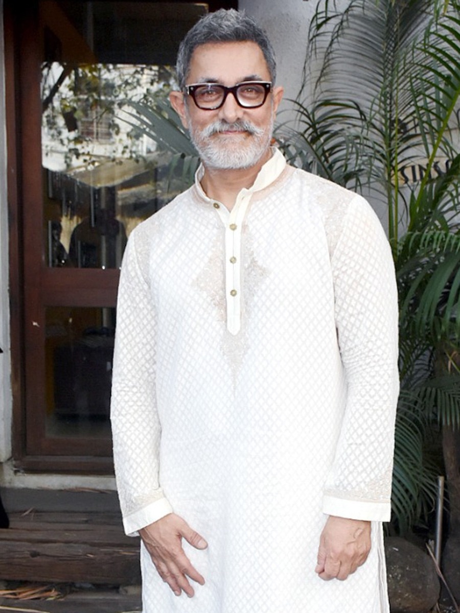 बेटी की सगाई में आमिर के लुक ने किया हैरान, एक्स वाइफ भी पहुंचीं