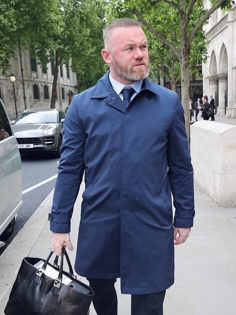 মেসি না রোনাল্ডো, কাকে বিশ্বকাপের ট্রফি হাতে দেখতে চান রুনি?