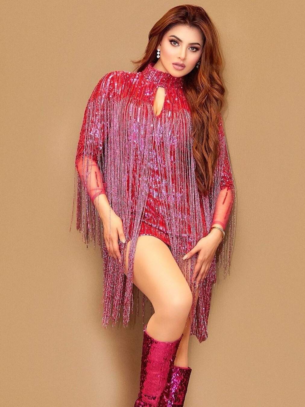  8 लाख का बैग लेकर निकलीं उर्वशी, यूजर्स बोले- RP के बिना हैं अधूरी