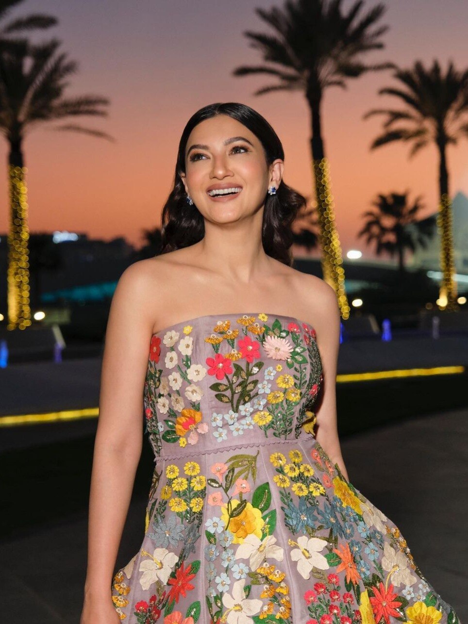 ग्लैमरस हैं वेस्टर्न ड्रेस में गौहर खान के लुक, नहीं बता पाएंगे उम्र