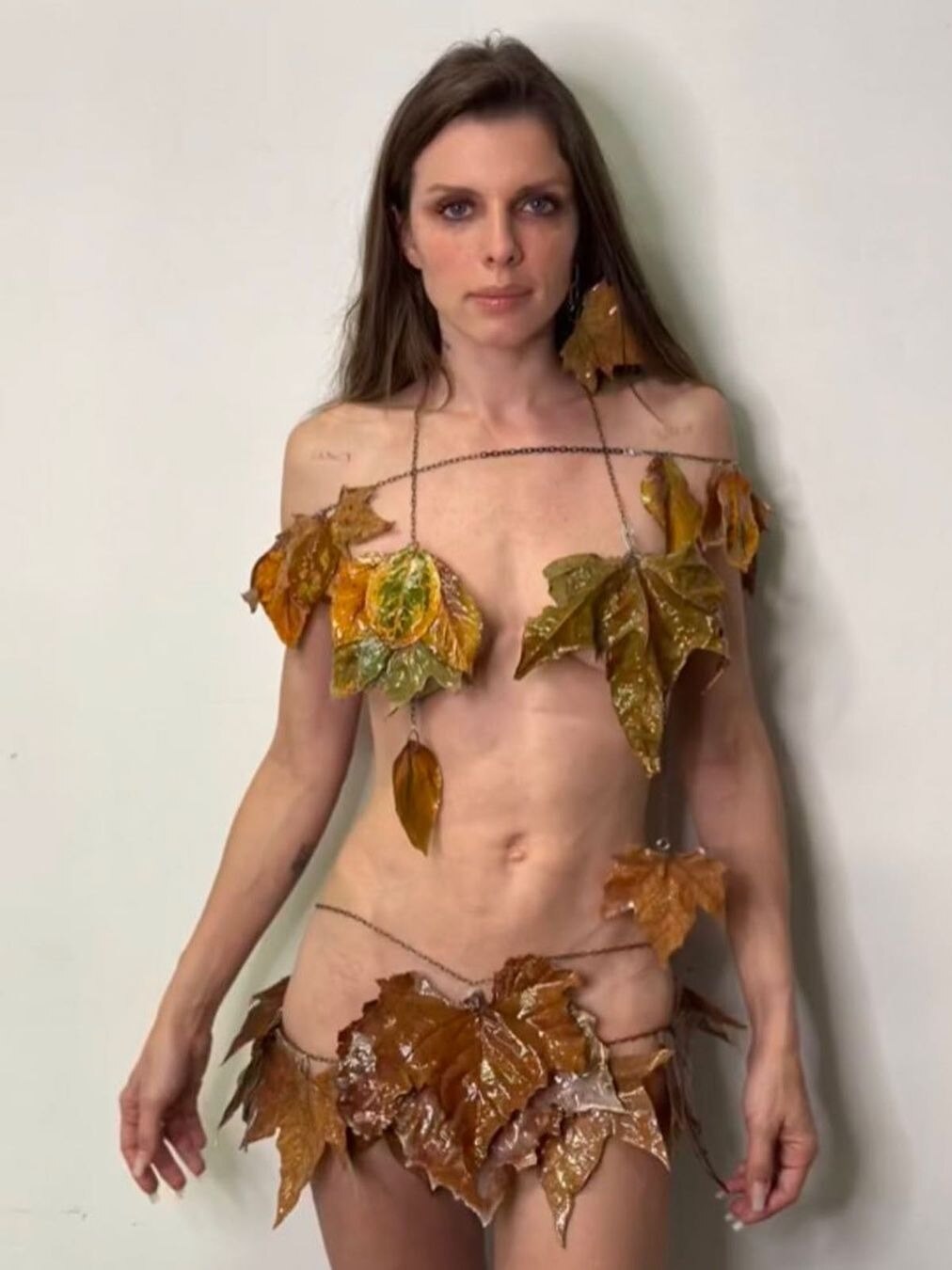 एक्ट्रेस ने पत्तों को चिपकाकर बनाई बोल्ड ड्रेस, देखकर होंगे शॉक