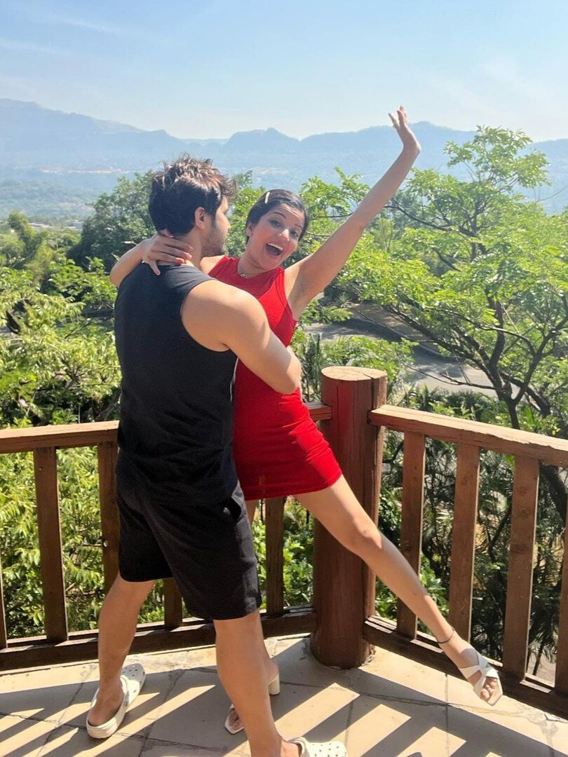 40 साल की हुईं मोनालिसा, पति संग बेडरूम में किया लिपलॉक