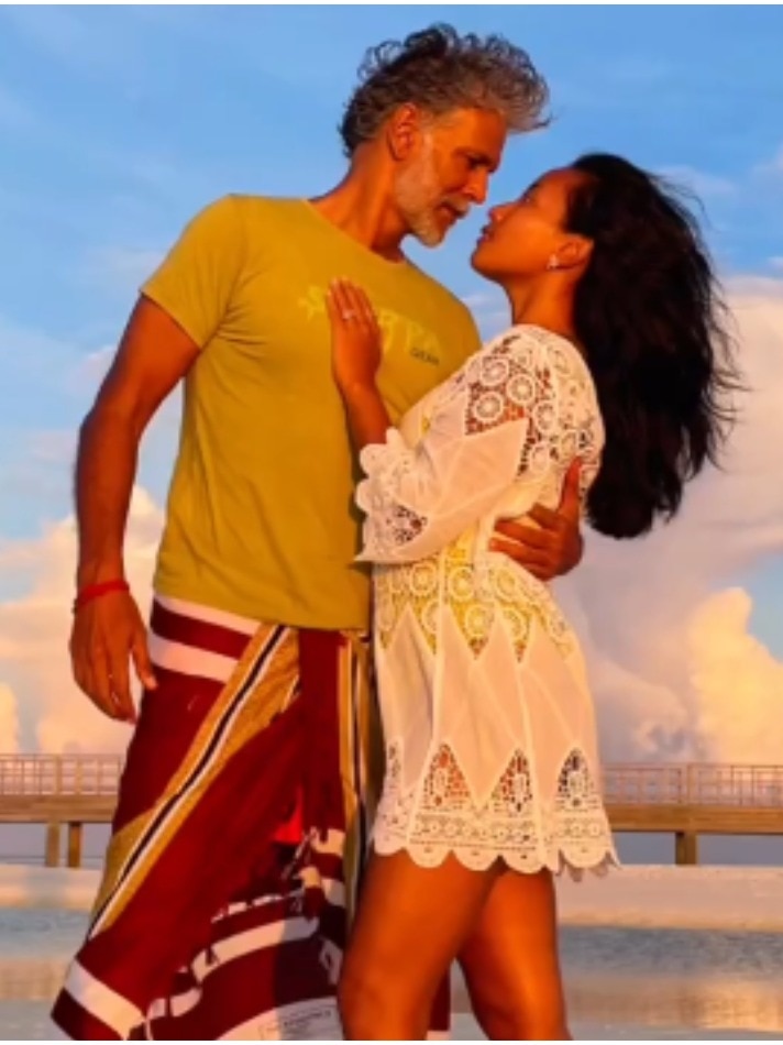 26 साल छोटी पत्नी संग मिलिंद सोमन का समंदर किनारे रोमांस