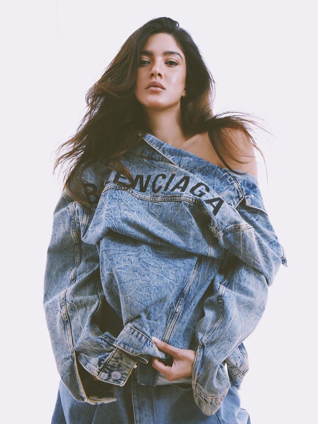 टॉपलेस हुईं शनाया, पहनी उल्टी जैकेट, यूजर बोले- साइड में रख देती