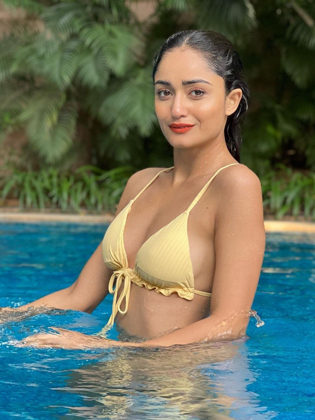 बॉबी देओल संग इंटीमेट सीन देने वाली भोजपुरी हसीना कौन है?