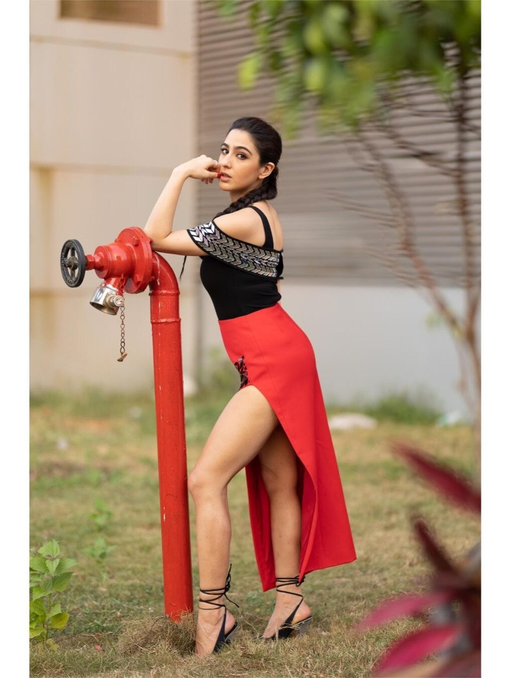 थाई हाई स्लिट रिवीलिंग ड्रेस में सारा अली खान का जलवा