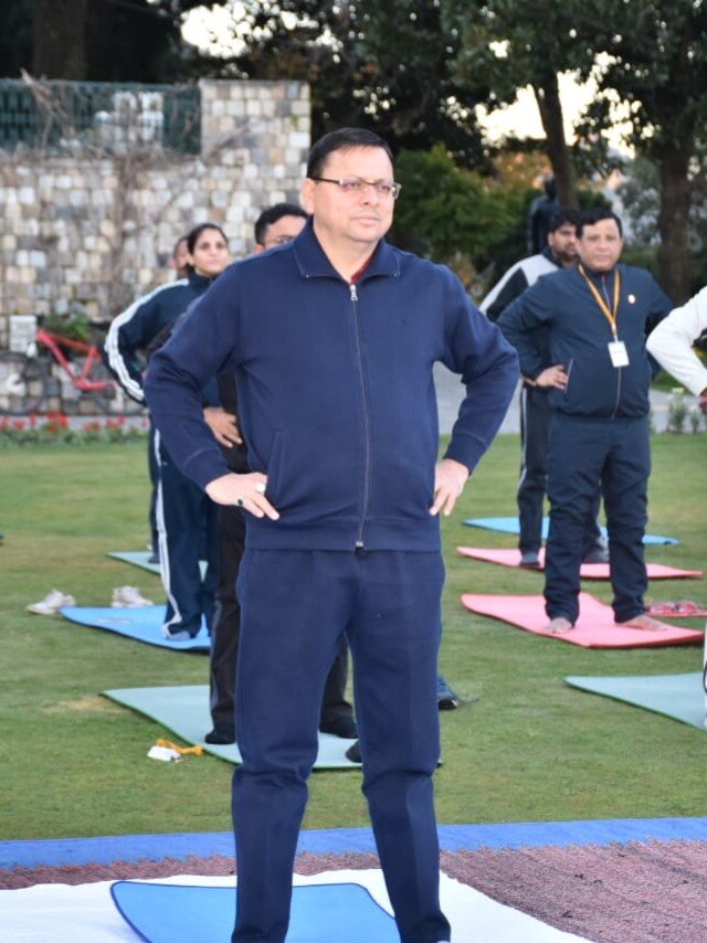 जब सीएम धामी ने लगाई योगा क्लास, देखें PHOTOS