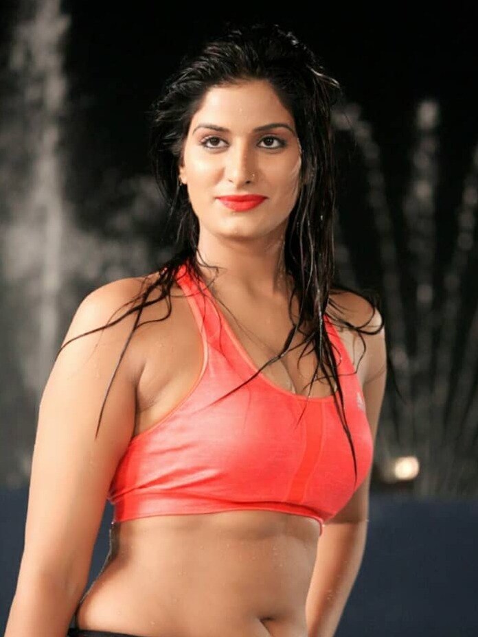 भोजपुरी एक्ट्रेस ने बिकिनी पहन समंदर में लगाई आग, लहराई जुल्फें