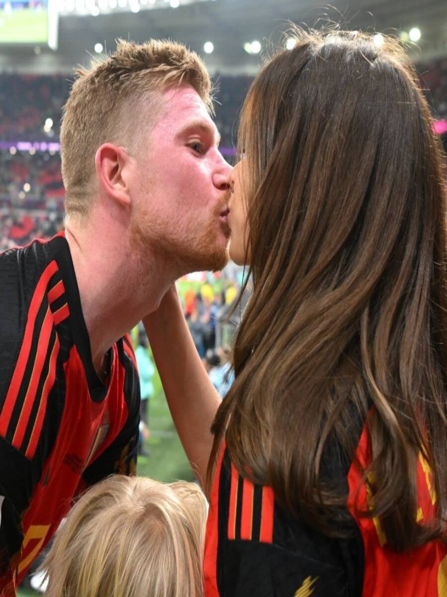 ম্যাচে জিতে মাঠেই প্রেয়সীকে চুমু! ভাইরাল মুহূর্ত   