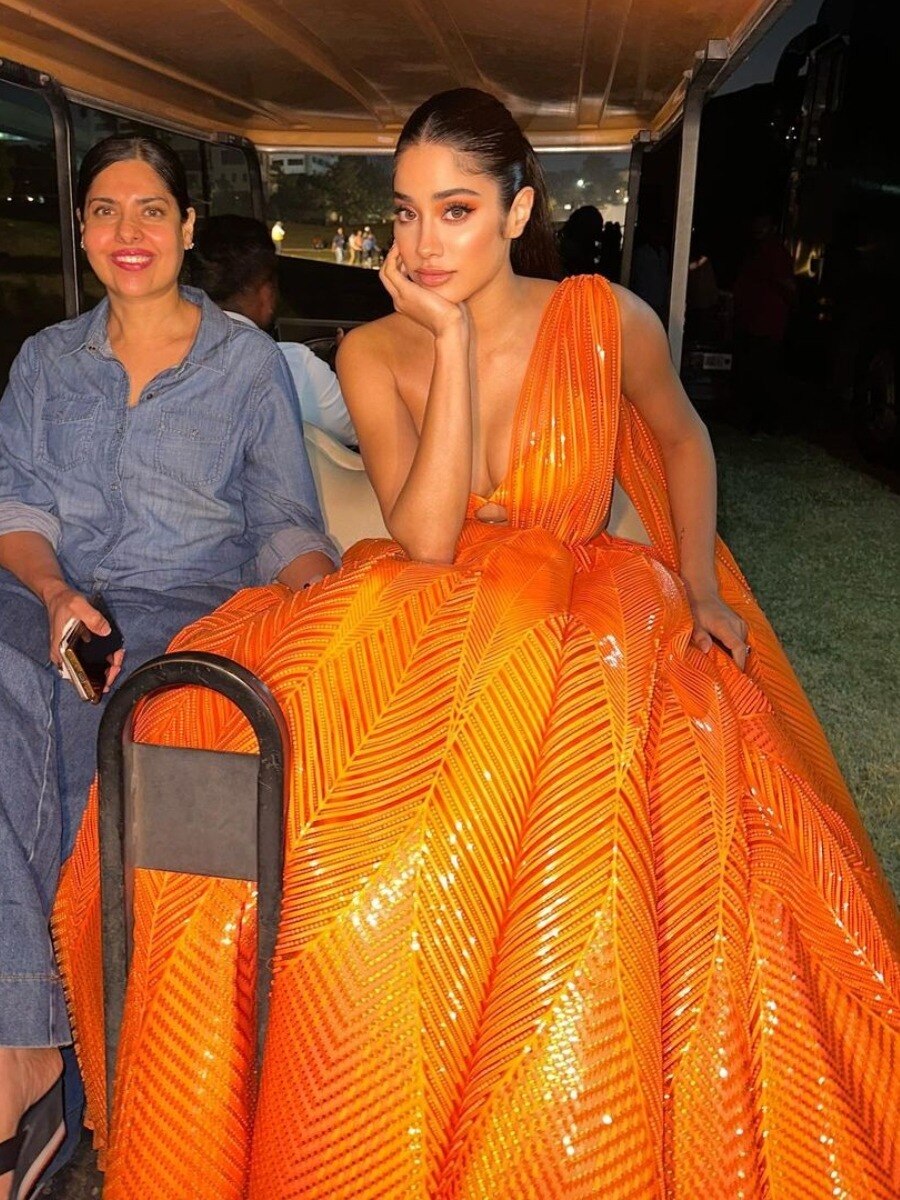 ऑफ शोल्डर चोली-ऑरेंज लहंगे में जाह्नवी कपूर ने ढाया कहर 