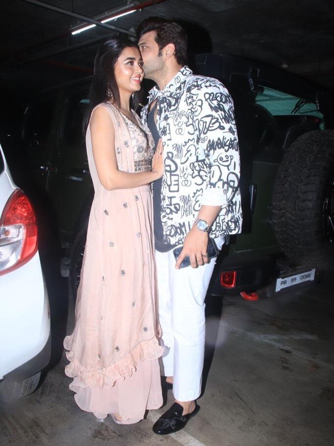 करण कुंद्रा का रोमांस, गर्लफ्रेंड को किया कार में KISS