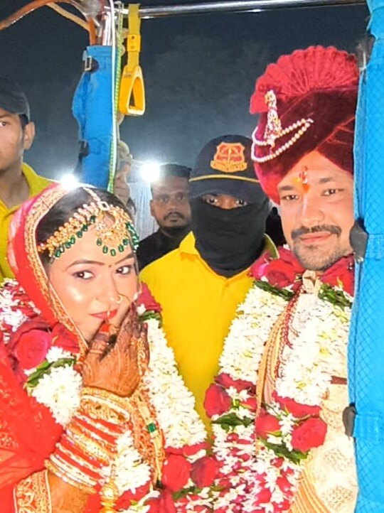 दूल्हा-दुल्हन ने 'हवा' में रचाई अनोखी शादी, देखें वीडियो