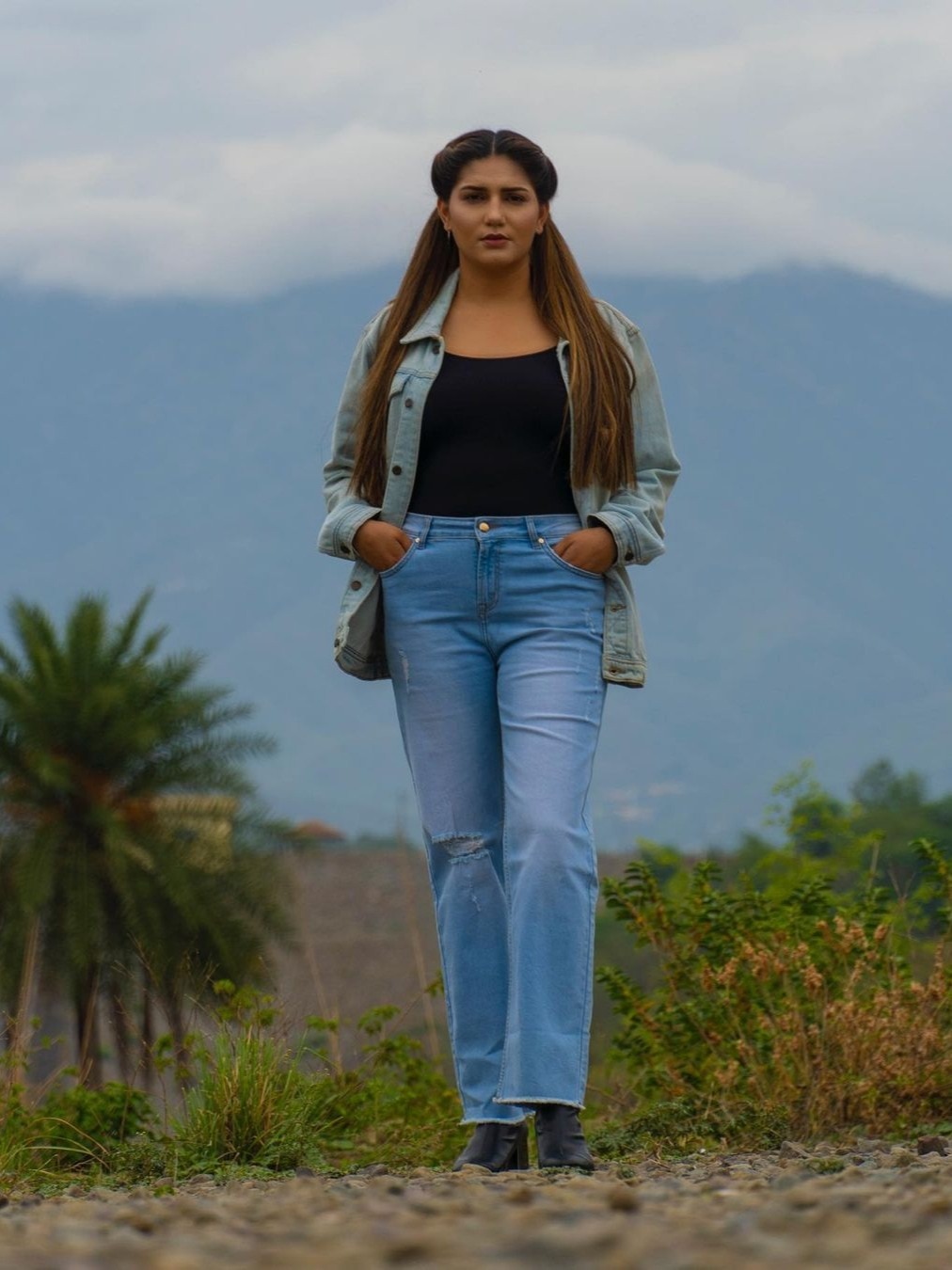 'वो मर गया...', पहाड़ों पर सपना चौधरी का दबंग अंदाज