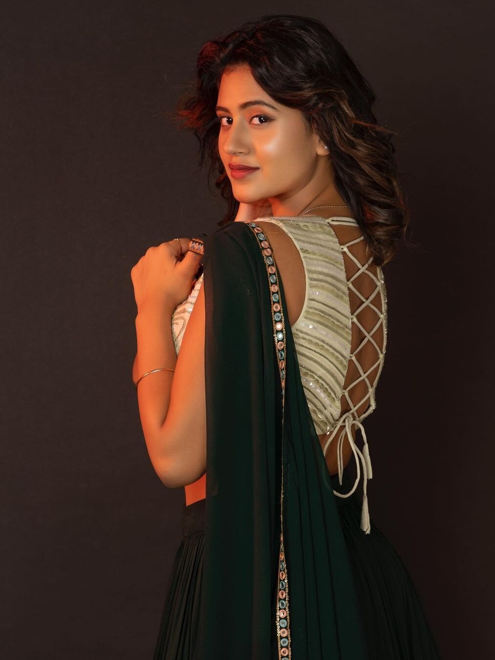 'कच्चा बादाम' गर्ल अंजलि अरोड़ा के स्टाइलिश ब्लाउज, बरपाया कहर