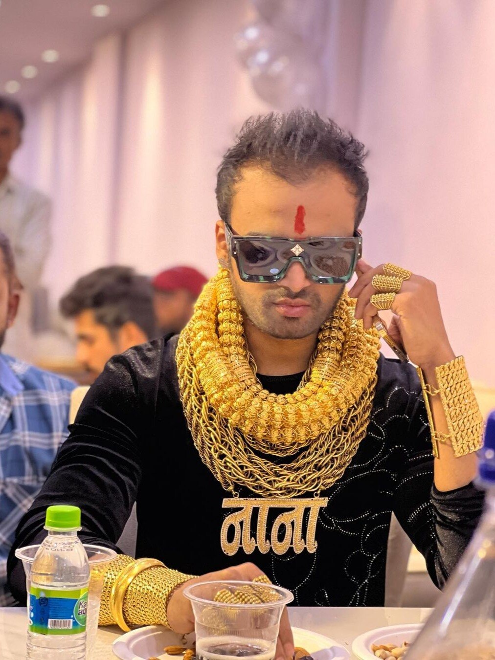 कौन है गोल्डन बॉय? गले नहीं जूते में भी पहनता है सोना