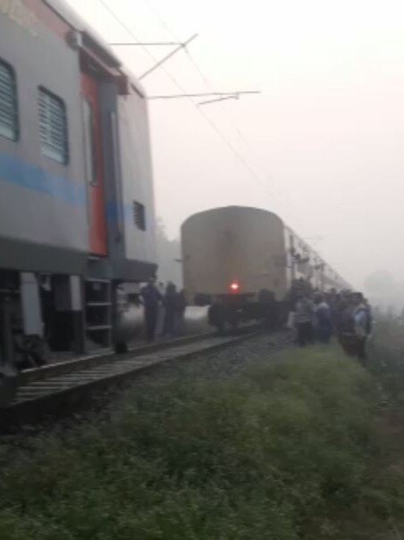 जब दो हिस्सों में बंट गई चलती ट्रेन! देखें VIDEO 