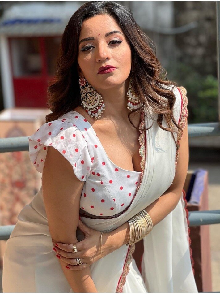 सफेद साड़ी में भोजपुरी एक्ट्रेस का बंगाली अंदाज, दिखाई कातिल अदाएं