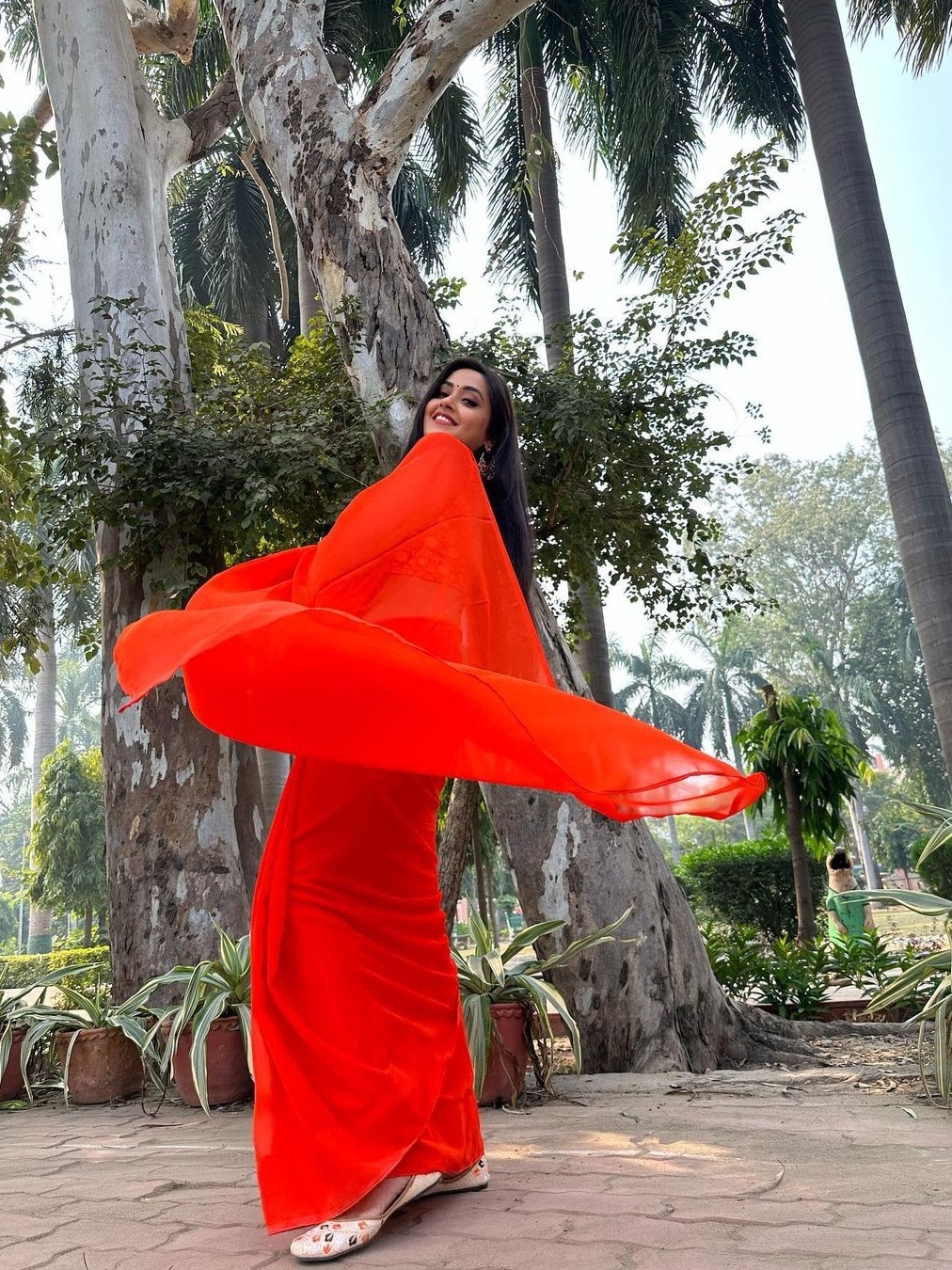 लाल साड़ी में भोजपुरी एक्ट्रेस ने लहराया पल्लू, लूटी महफिल