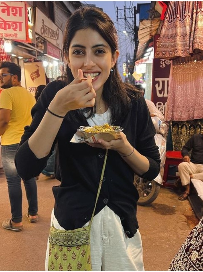 भोपाल की गलियों में अमिताभ की नातिन, खाई चाट, कटवाए बाल! 