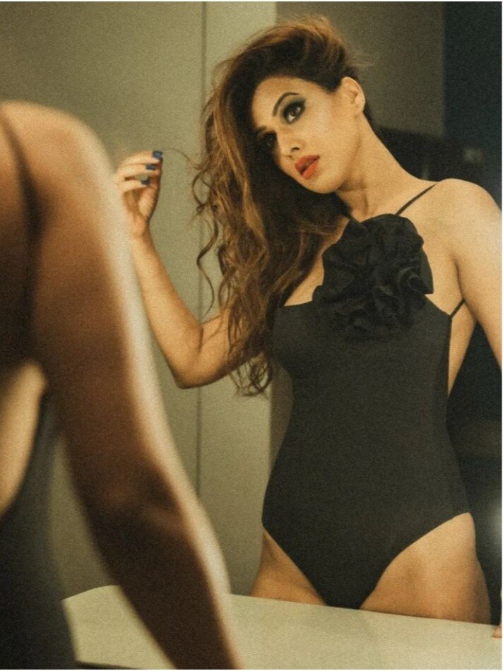 दिल पर फूल सजाए, ब्लैक मोनोकिनी में निया ने चलाया जादू