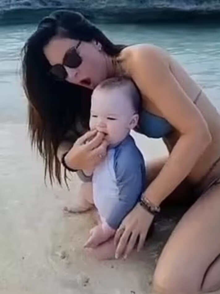 समंदर किनारे एक्ट्रेस का बिकिनी शूट, तभी बच्चे ने खा लिया ये...