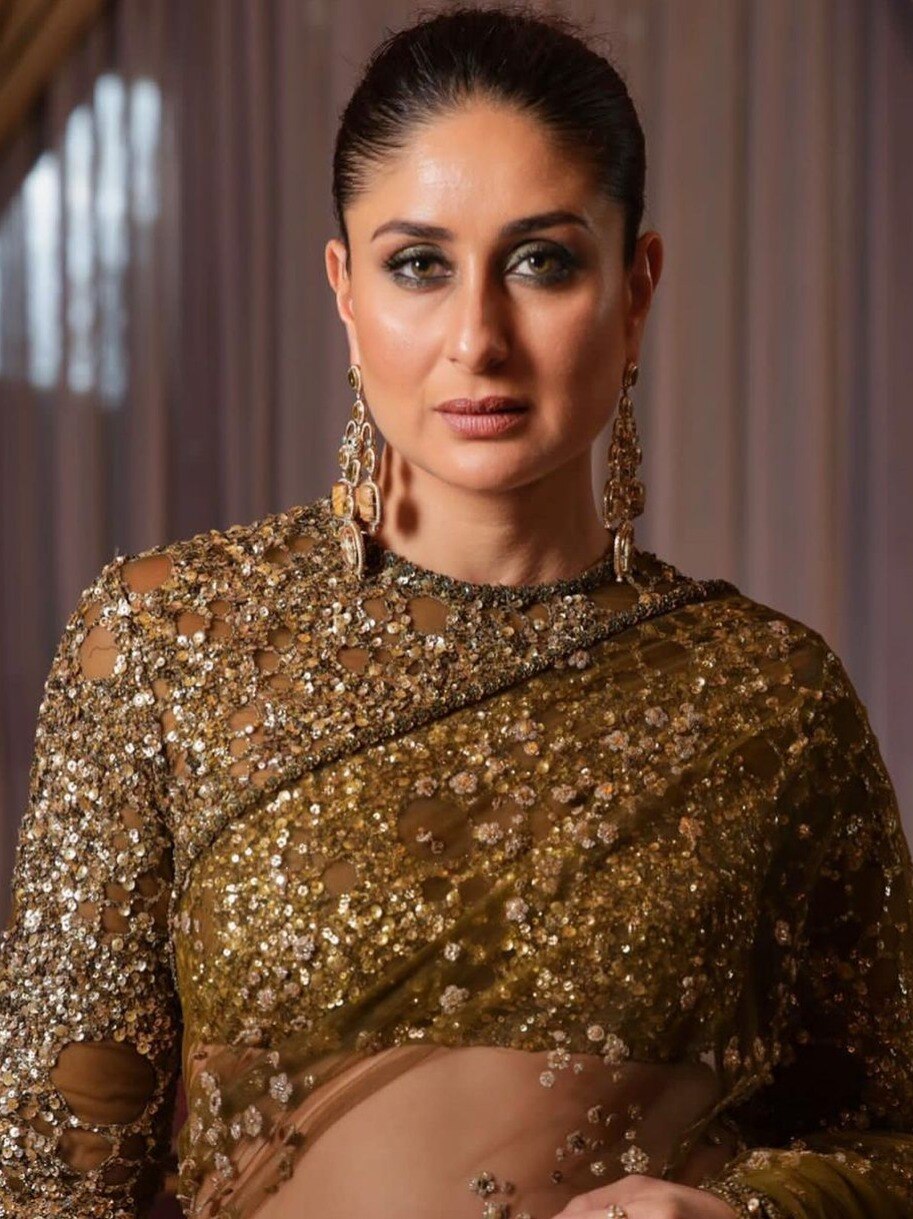 सऊदी अरब में करीना ने मचाई 'तबाही', नेट की साड़ी में बिखेरा जलवा