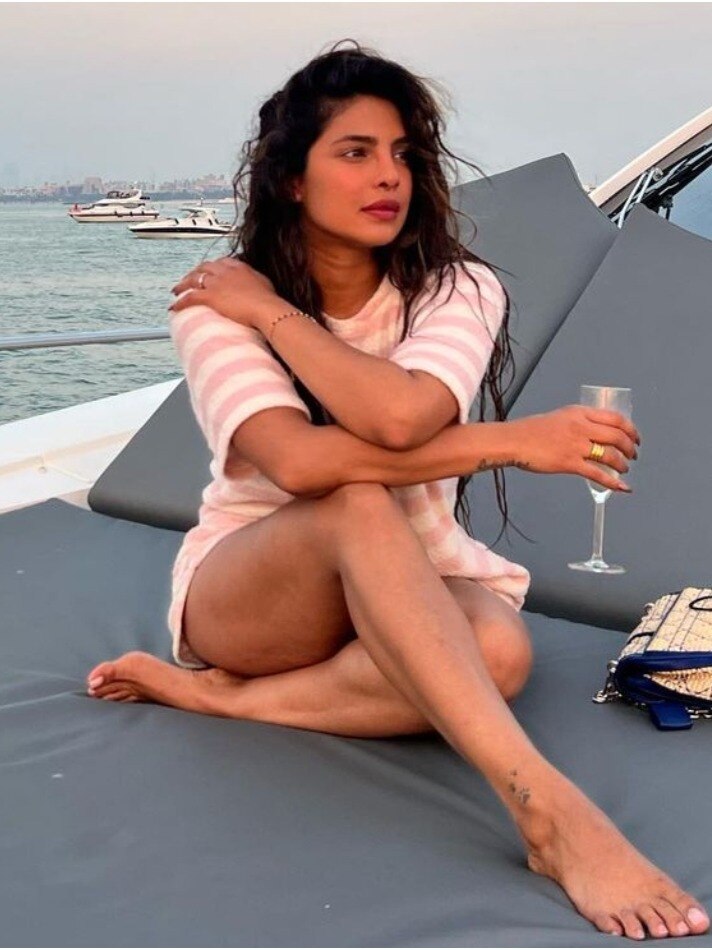 येलो बिकिनी में प्रियंका की हॉलिडे फोटोज ने मचाया 'आतंक'