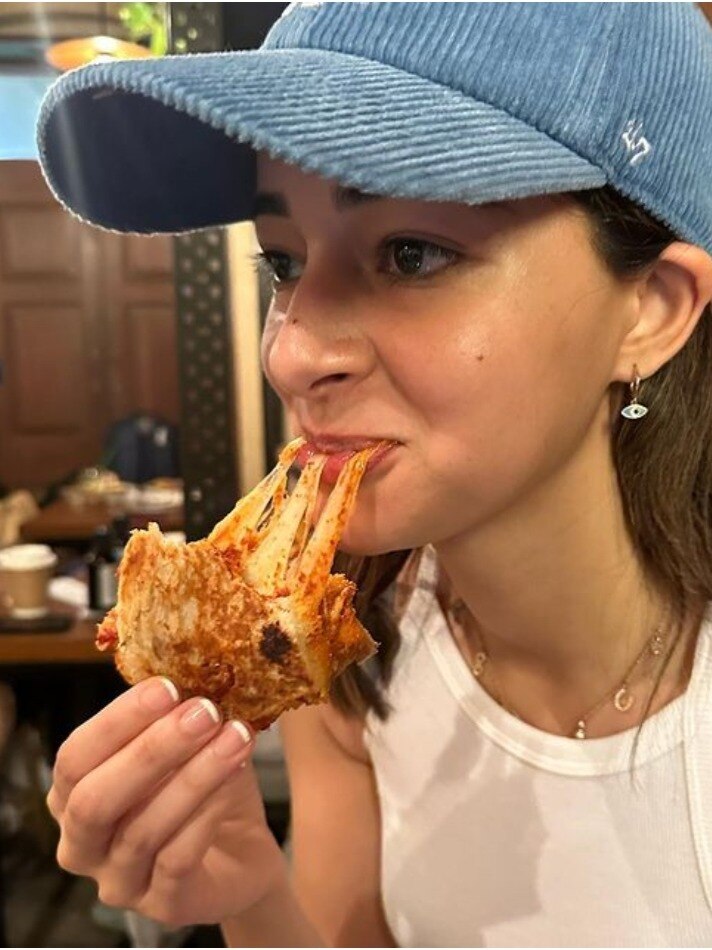 बांद्रा की गलियों में भटकती अनन्या पांडे, खाया स्ट्रीट फूड