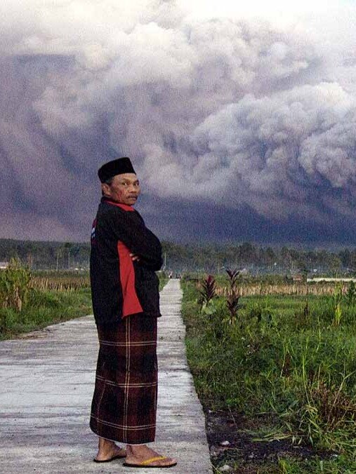 ज्वालामुखी फटा तो बह उठी लावा की नदी! देखें VIDEO 