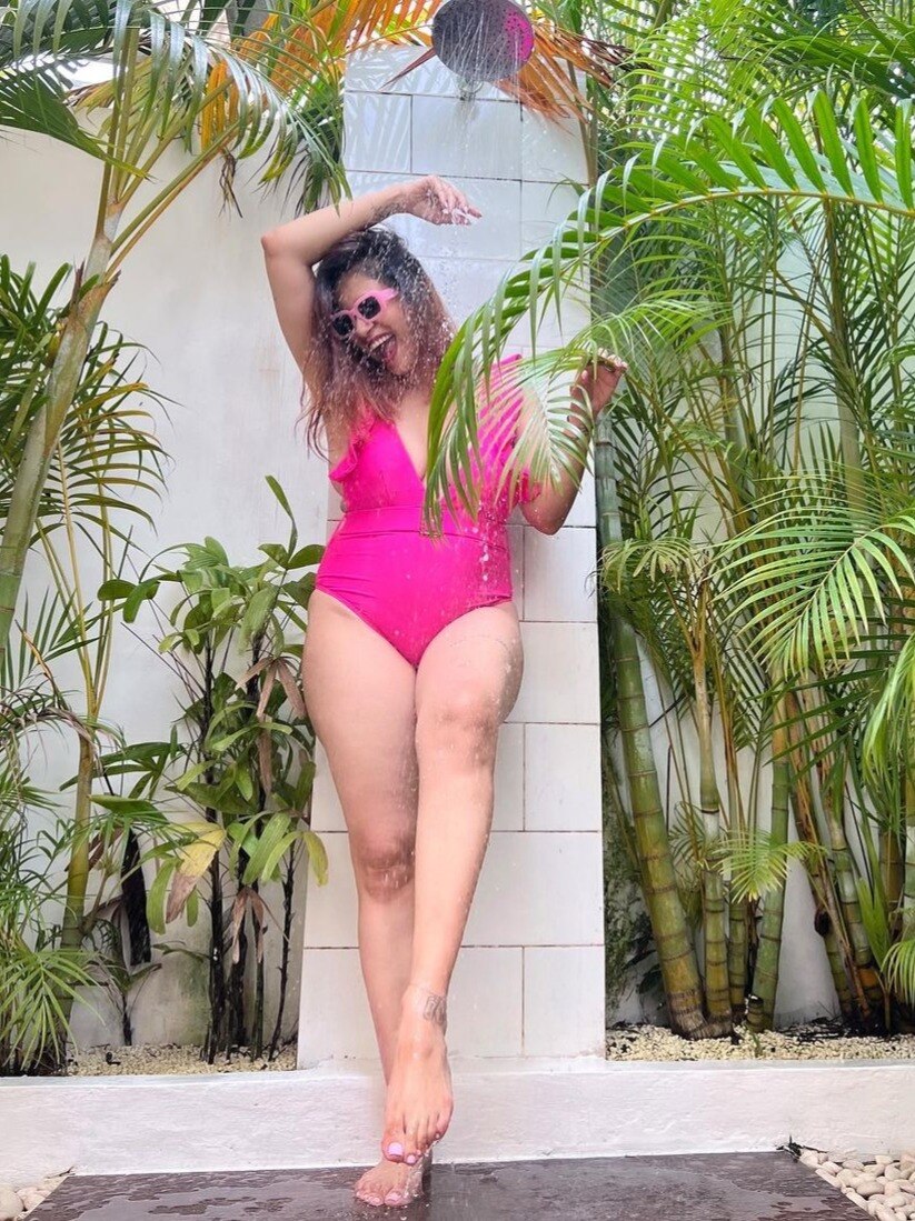 41 साल की एक्ट्रेस ने पहनी मोनोकनी, खुले में लिया शावर 