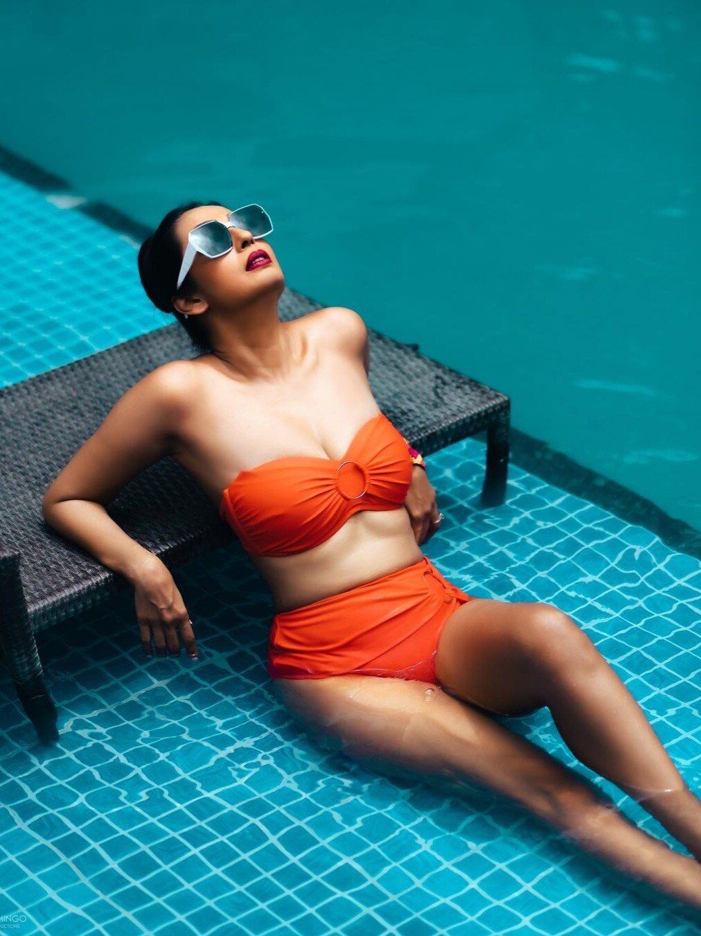  50 की कश्मीरा बिकिनी में लगीं 'बवाल', फिटनेस देख भूल जाएंगे उम्र