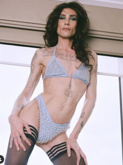 डिजाइनर ने पहनी ऐसी अतरंगी ड्रेस, देखकर उर्फी को भूल जाएंगे