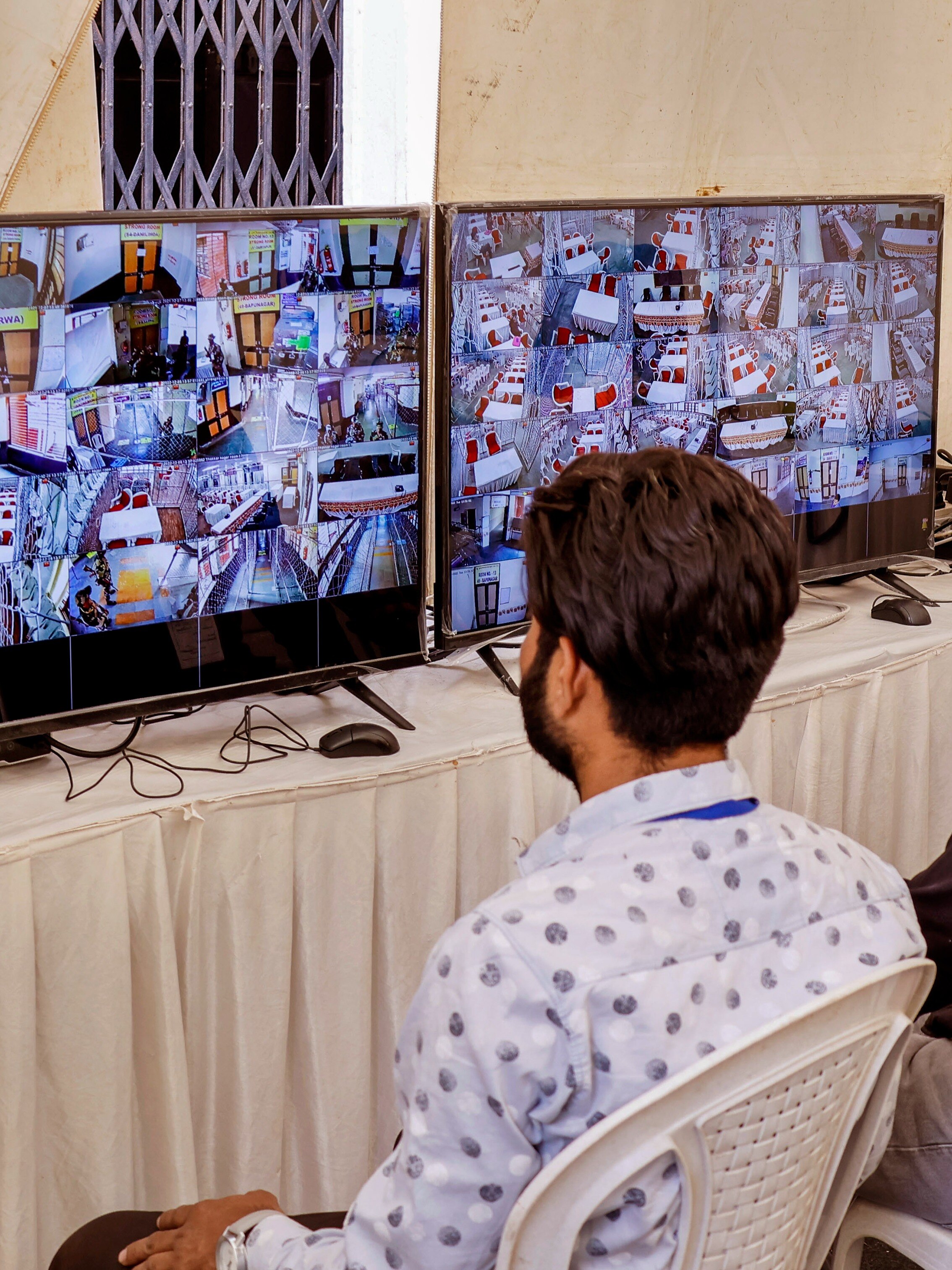 गुजरात: चुनाव नतीजों से पहले स्ट्रॉन्ग रूम की पहरेदारी! 