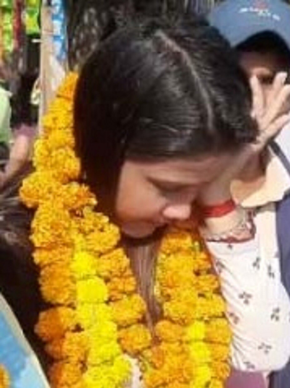 AAP की जीत के जश्न में खुशी के आंसू, देखें VIDEO