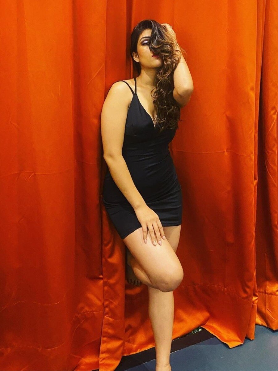 'गंदी बात एक्ट्रेस ने फ्लॉन्ट किया फिगर, ब्लैक आउट्फिट में ढाया कहर