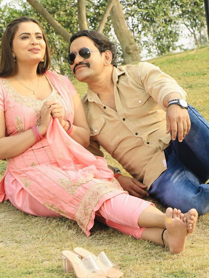 आम्रपाली को छोड़कर निरहुआ ने पेड़ के नीचे इस एक्ट्रेस संग किया रोमांस