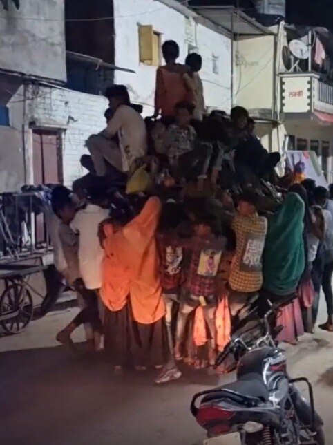 अजब MP का गजब नजारा, ऑटो में 50 से ज्यादा यात्री सवार
