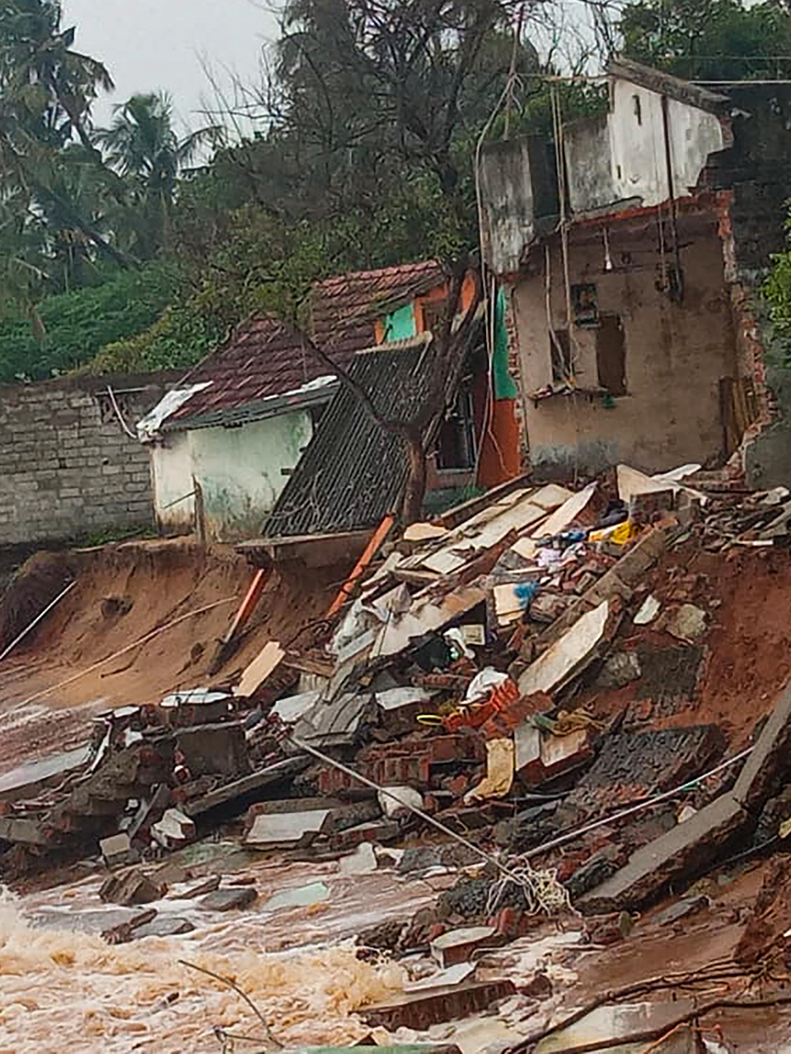 चक्रवाती तूफान मैंडूस का टूटा कहर, देखें PHOTOS