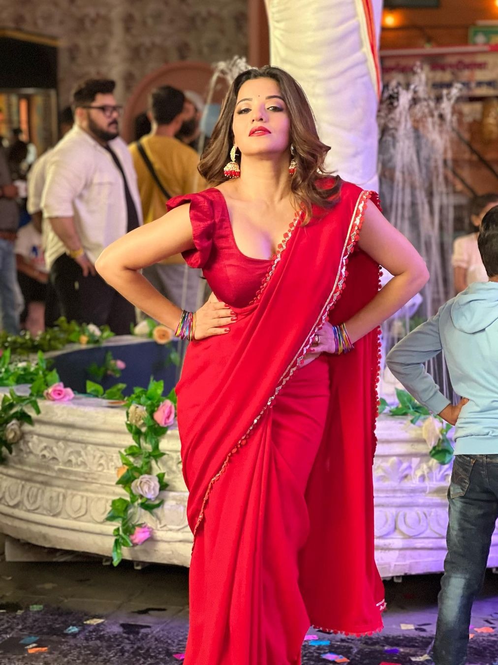 लाल साड़ी पहनकर मोनालिसा ने मटकाई कमर, घायल हुए दिल 