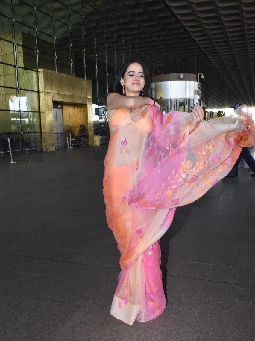 साड़ी का पल्लू लहराते हुए एयरपोर्ट पहुंची उर्फी, फिर हुआ ये 